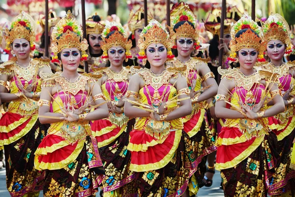 Chicas balinesas en trajes tradicionales balineses — Foto de Stock