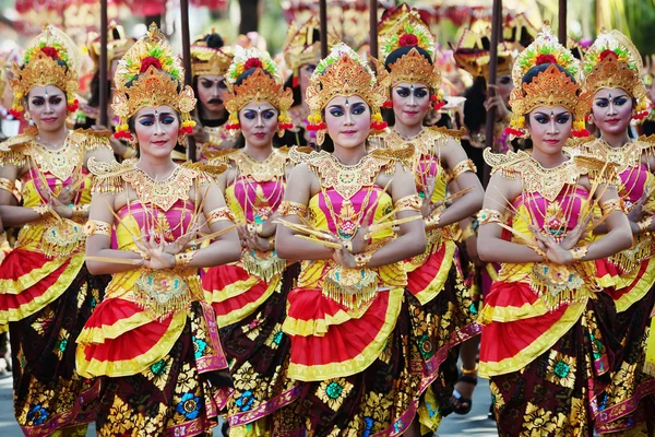 Balinese girls in traditional balinese costumes — Stock Photo, Image