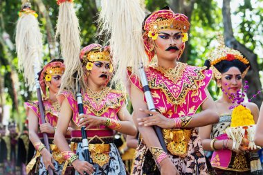 Mızrakları renkli Balinese savaşçı kostümleri ile kimliği belirsiz erkek