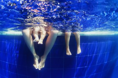 Mutlu aile mavi havuzda yüzme, sualtı fotoğraf
