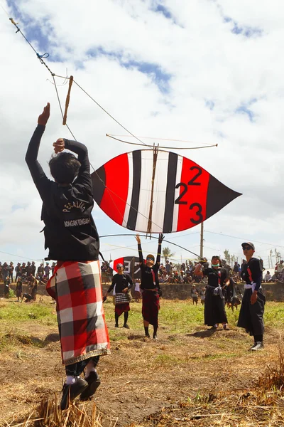 Balinese teenagers launch a big colorful kite —  Fotos de Stock