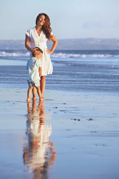 Madre felice con il figlio stare sulla spiaggia mare liscio — Foto Stock