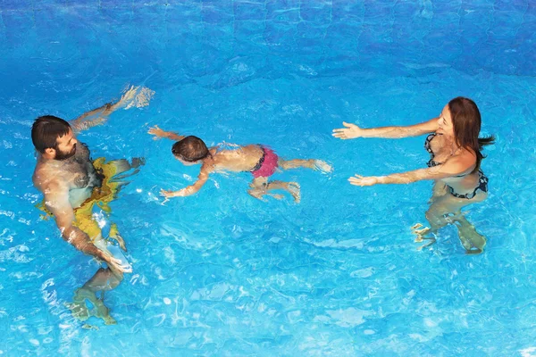 Μωρό με τους γονείς κατάδυση υποβρύχιο στην εξωτερική πισίνα — Φωτογραφία Αρχείου