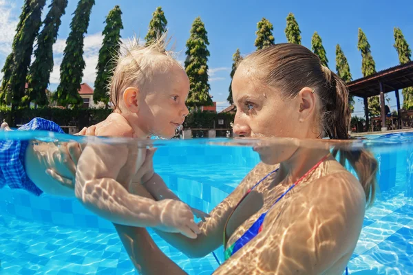 Niño bebé nadando en la piscina al aire libre con la madre —  Fotos de Stock