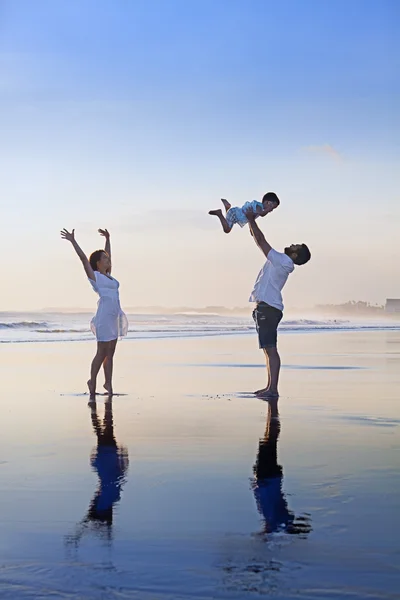 검은 모래 바다 해변에 재미 긍정적인 가족 — 스톡 사진