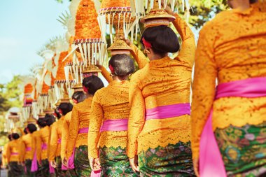 Bali dili kadınlar ritüel teklifleri başınızın üstüne taşımak.