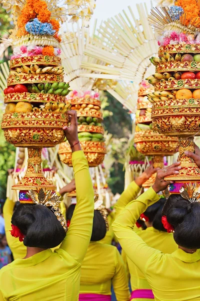 巴厘岛的妇女进行宗教仪式祭品在头上 — 图库照片