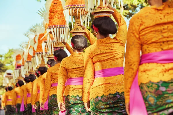 Balinese women carry ritual offerings on heads — Stock Photo, Image