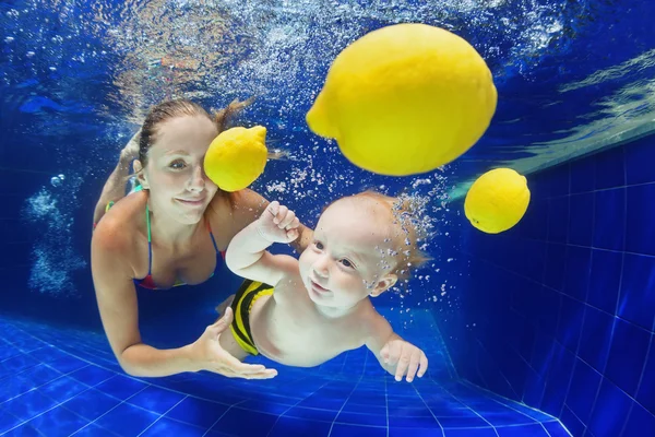 Kleines Kind mit Mutter Schwimmen unter Wasser im Pool — Stockfoto