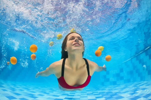 Belle jeune femme en bikini nager sous l'eau dans la piscine — Photo