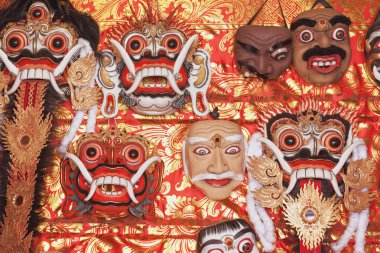 Geleneksel Balinese Rangda ve Topeng maskeleri göster