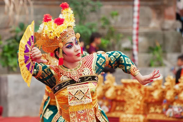 Balinese woman dancing traditional temple dance Legong — Stock Photo, Image