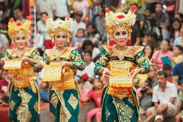 Mulheres balinesas tradicionais templo dançar Legong — Fotografia de Stock