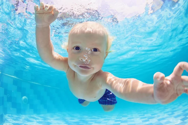 Portrait of baby boy swimming and diving underwater in pool — Stock Photo, Image