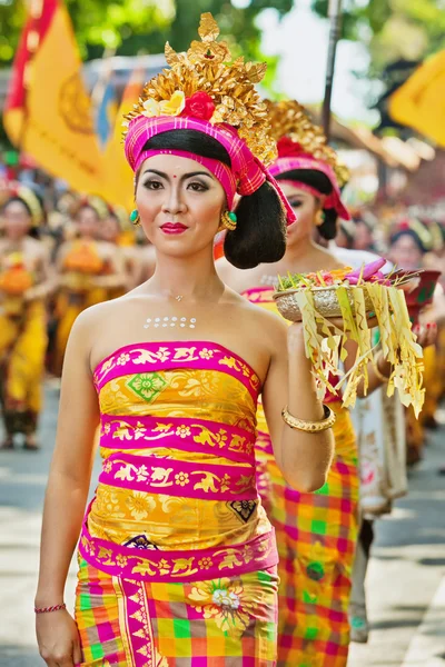 Processione di Balinese donne che trasportano su offerta religiosa — Foto Stock