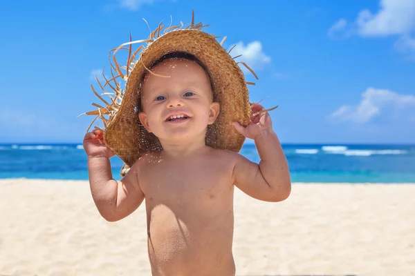 Smiley child with hat has fun on sea sand beach — Stock Photo, Image