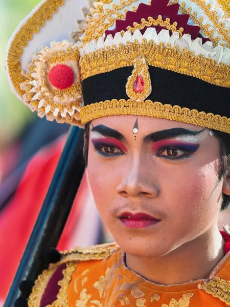 Face porträtt av unga balinesiska dansare i rituella kostym — Stockfoto