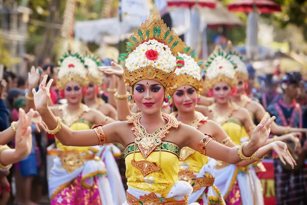 Balinês mulheres dançando a dança do templo tradicional — Fotografia de Stock