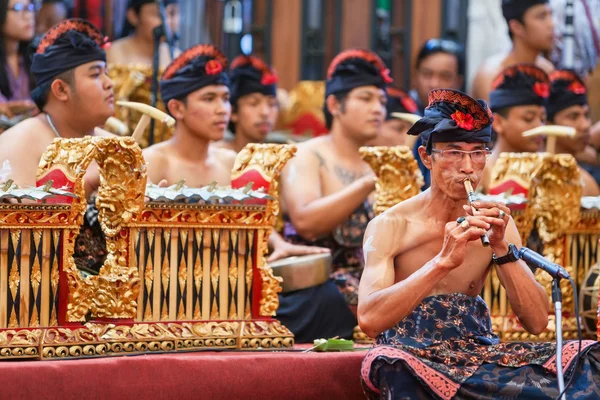 Old man play ethnic Balinese music on bamboo flute — Stock Photo, Image