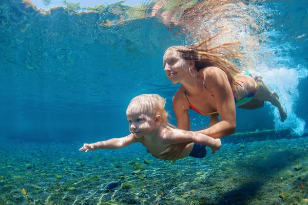 Matka z dzieckiem pływać i nurkować pod wodą w basenie Morza — Zdjęcie stockowe
