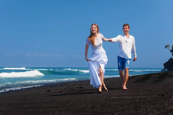 Appena sposato famiglia felice su vacanze luna di miele a isola tropicale — Foto Stock