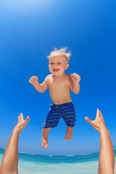 Vader overgeven in de lucht een gelukkig kind — Stockfoto