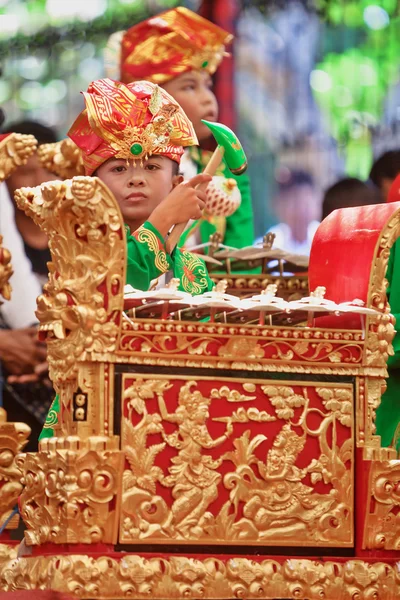 Litet barn spelar musik på Balinese Gamelan — Stockfoto