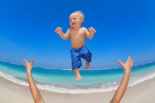 Vader overgeven in de lucht een gelukkig kind — Stockfoto