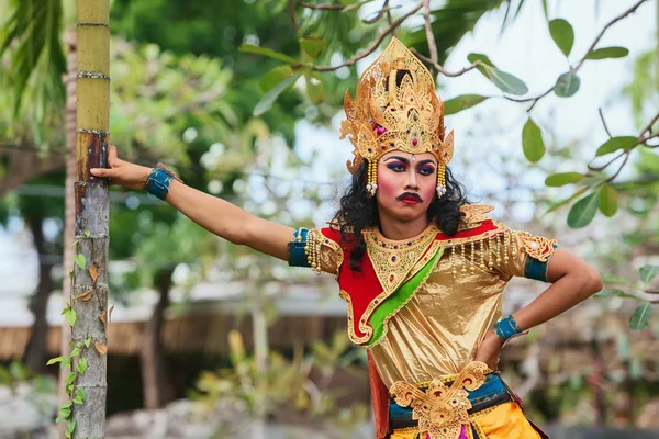 Jonge balinese danseres — Stockfoto