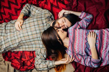 Kucaklayan güzel modern çift. Yukarıdan görüntülemek