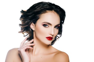 Makyaj ve saç beyaz bir arka plan üzerinde zarif kadın modeli. güzel elleri