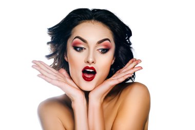 Makyaj ve saç beyaz bir arka plan üzerinde zarif kadın modeli. güzel elleri