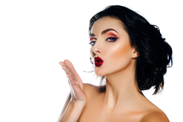 Елегантна жіноча модель з макіяжем і волоссям на білому тлі. Повітряний поцілунок . — стокове фото