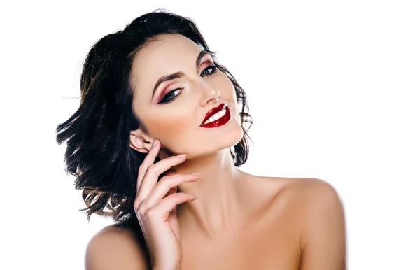 Elegant kvinna modell med smink och hår på en vit bakgrund leende — Stockfoto