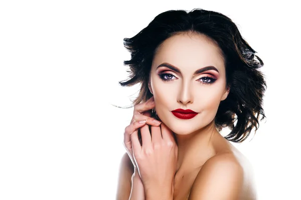 Elegante vrouw model met make-up en haar op een witte achtergrond. mooie handen — Stockfoto