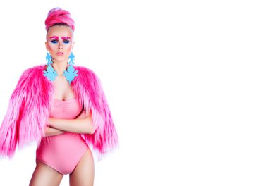 Pembe bir ceket ve mavi küpe mavi gözlü kız modeli. Sanat saç ve makyaj. reklam alanı