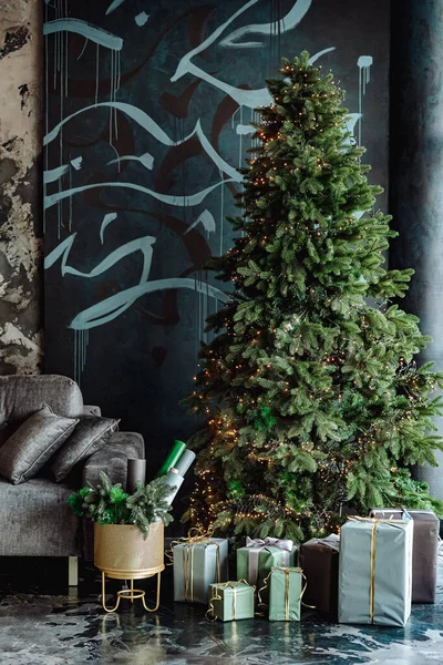 Silvester Interieur Kalten Farben Neujahrsgeschenke Liegen Unter Dem Baum Weihnachtsbaum — Stockfoto