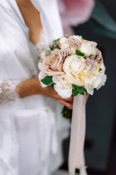 Bruid Met Een Boeket Bloemen Een Rustieke Stijl Bruiloft Boeket — Stockfoto