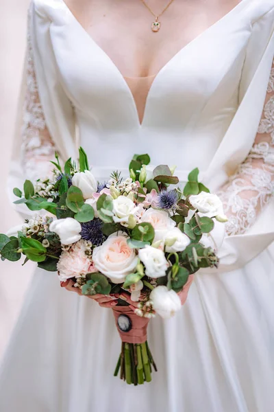 Noiva Segurando Buquê Flores Estilo Rústico Buquê Casamento Foco Suave — Fotografia de Stock