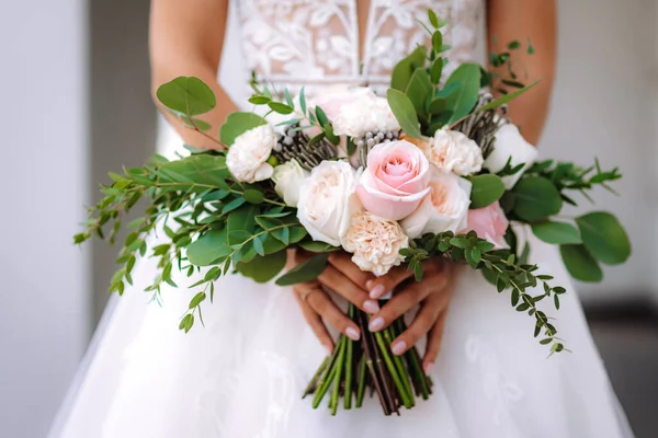 Bruden Håller Bukett Blommor Rustik Stil Bröllop Bukett Mjuk Inriktning — Stockfoto