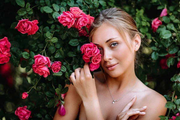 Gül Bahçesinde Romantik Genç Bir Kadının Açık Hava Fotoğrafı Siyah — Stok fotoğraf