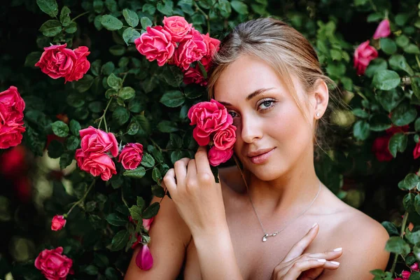 Foto Livre Jovem Mulher Romântica Jardim Rosas Menina Com Lábios — Fotografia de Stock