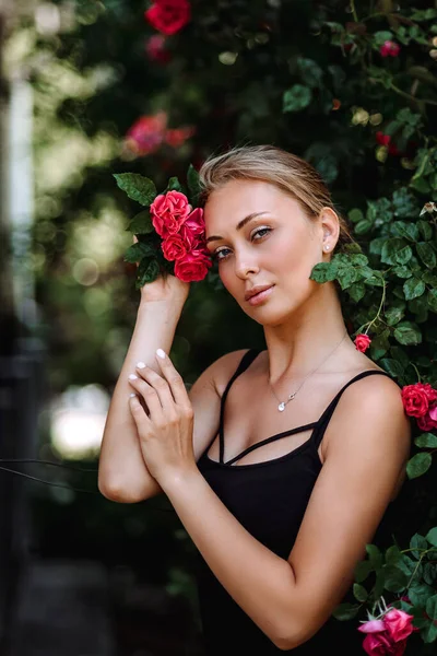 Venkovní Fotografie Romantické Mladé Ženy Růžové Zahradě Dívka Červenými Rty — Stock fotografie