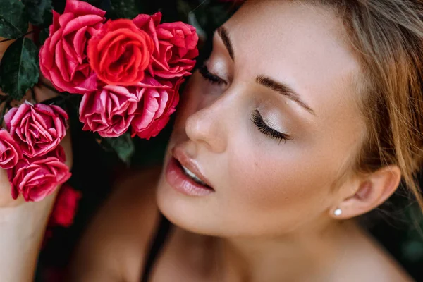 Outdoor Photo Romantic Young Woman Rose Garden Girl Red Lips — Stock Photo, Image