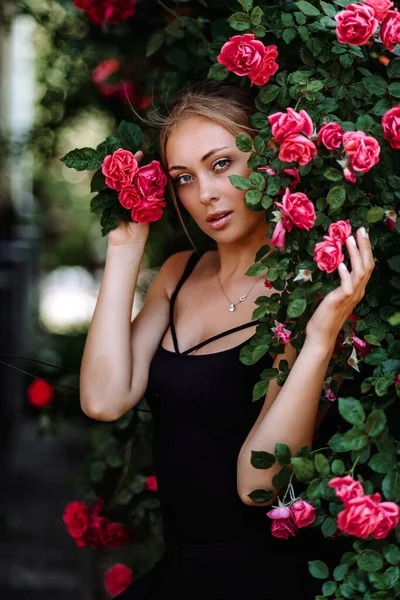 Venkovní Fotografie Romantické Mladé Ženy Růžové Zahradě Dívka Červenými Rty — Stock fotografie