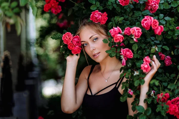 Foto Livre Jovem Mulher Romântica Jardim Rosas Menina Com Lábios — Fotografia de Stock