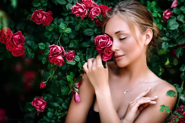 Zewnętrzne Zdjęcie Romantycznej Młodej Kobiety Ogrodzie Różanym Dziewczyna Czerwonymi Ustami Zdjęcie Stockowe