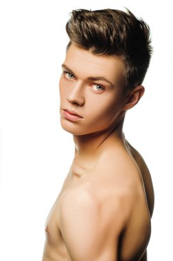 güzel bir vücut olan genç bir adam.