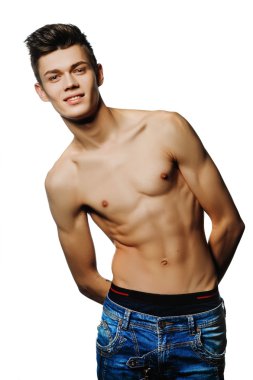 güzel bir vücut olan genç bir adam.