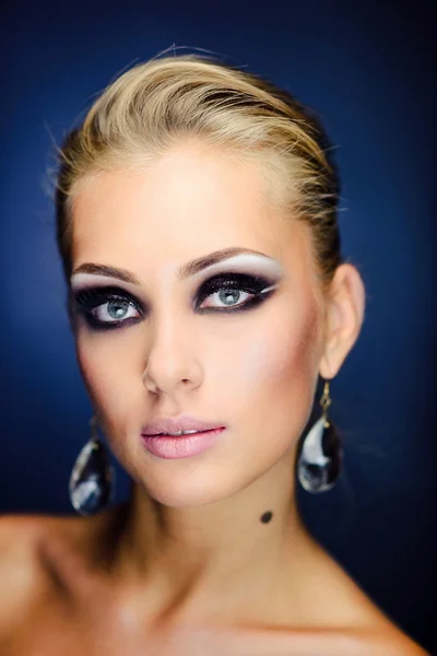 Meisje met professionele make-up en haarstijl — Stockfoto